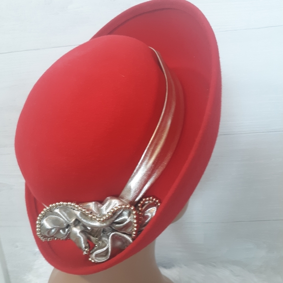 Vintage red felt medallion hat - Picture 5 of 6